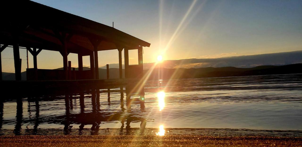 The Stone Gate Resort Lake George Buitenkant foto