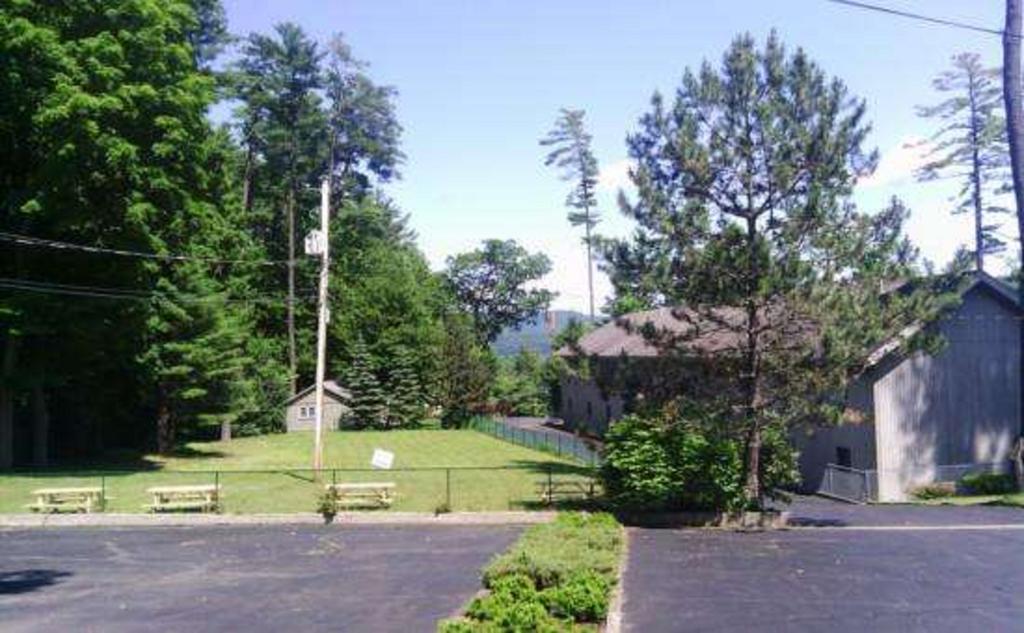The Stone Gate Resort Lake George Buitenkant foto